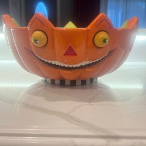 Pumpkin shaped serving bowl. Bowl is in great shape. Pumpkin has googly eyes.